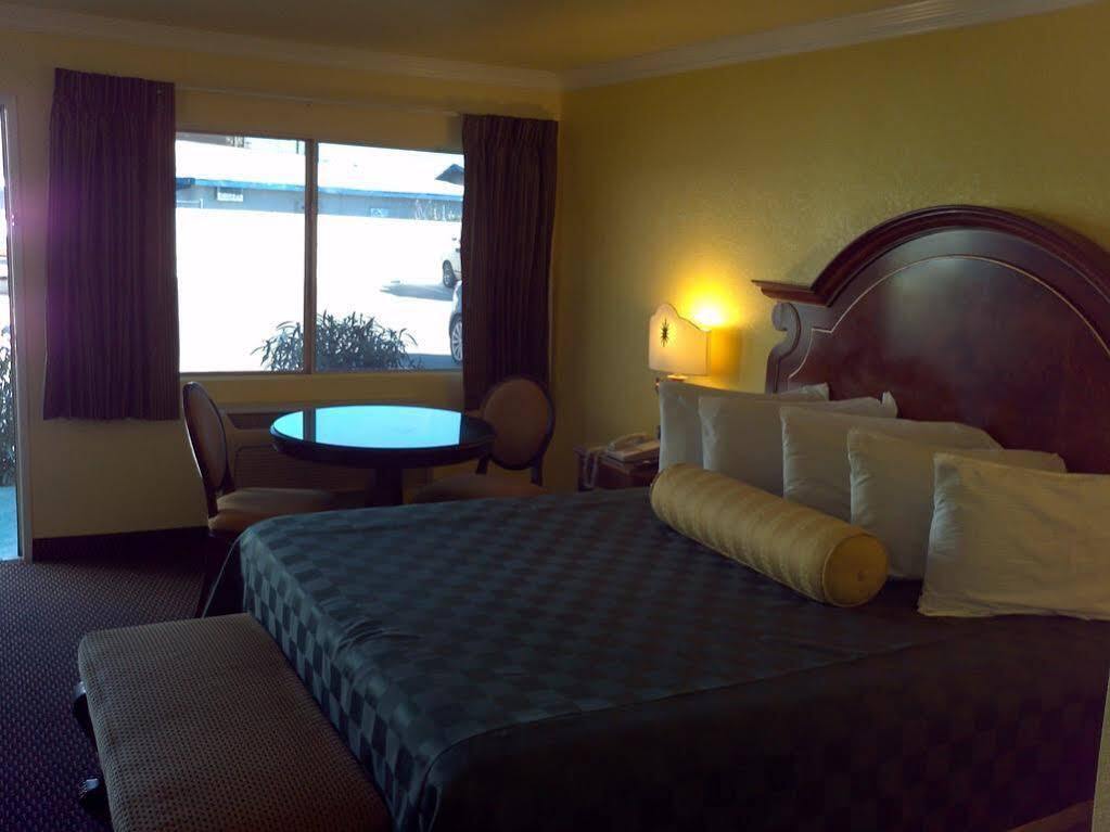 Desert Mirage Inn & Suites Нідлс Екстер'єр фото